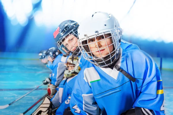 Retrato Joven Jugador Hockey Con Equipo Protección Practicando Con Compañeros — Foto de Stock