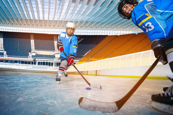 Retrato Dos Adolescentes Jugadores Hockey Sobre Hielo Aprendiendo Pasar Disco —  Fotos de Stock