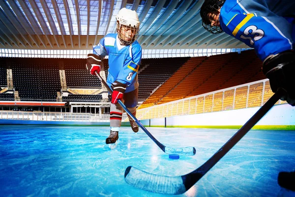 Retrato Dos Adolescentes Jugadores Profesionales Hockey Desafiante Para Disco Pista — Foto de Stock