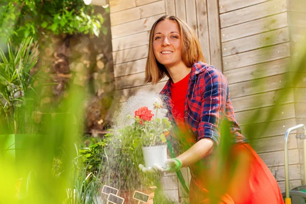 Porträt Einer Schönen Frau Die Sommer Gartenblumen Mit Schlauchsprenger Gießt — Stockfoto