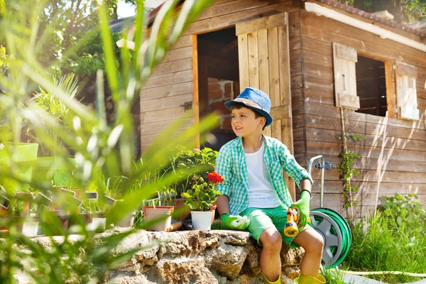 Ritratto Bambino Sette Anni Con Cappello Guanti Protettivi Che Lavora — Foto Stock