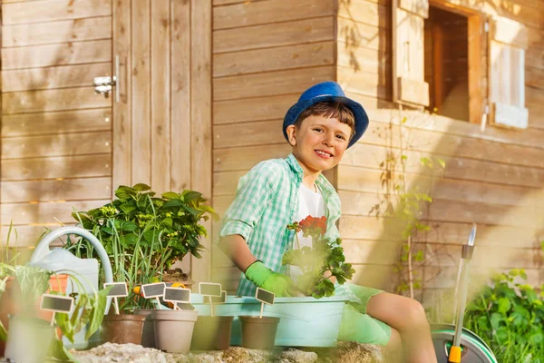 Anak Kecil Yang Bahagia Bekerja Kebun Menanam Pot Dalam Wadah — Stok Foto