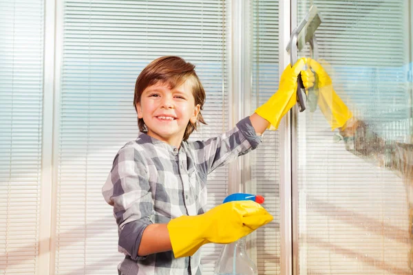 Porträt Eines Lächelnden Kleinen Jungen Der Gummihandschuhe Trägt Fenster Mit — Stockfoto