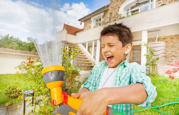 Porträtt Söt Pojke Kul Vattna Växter Använder Hand Sprinkler Bakgården — Stockfoto