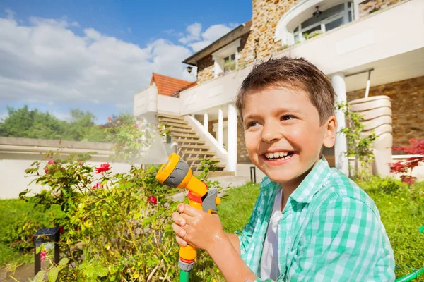 Retrato Niño Lindo Riego Jardín Con Aspersor Mano Día Soleado —  Fotos de Stock