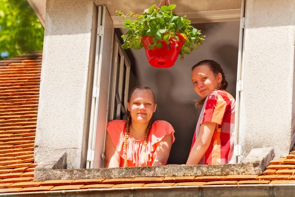 Portrait Deux Adolescentes Caucasiennes Regardant Par Fenêtre Ouverte Grenier Maison — Photo