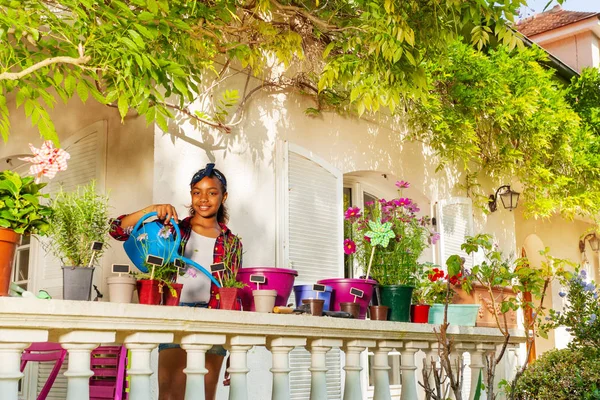 Portrait Fille Africaine Heureuse Arrosant Des Plantes Sur Terrasse Jardin — Photo