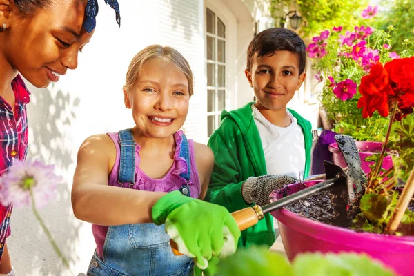 Porträt Glücklicher Freunde Multiethnischer Jungen Und Mädchen Topfpflanzen Mit Gartenkelle — Stockfoto