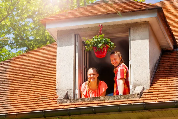 Портрет Двох Щасливі Друзів Кавказьких Дівчаток Підлітків Дивлячись Вулицю Вікна — стокове фото