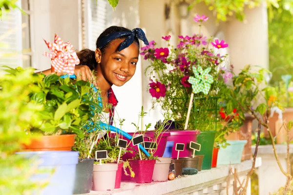 Gros Plan Portrait Fille Africaine Heureuse Arrosant Des Fleurs Sur — Photo