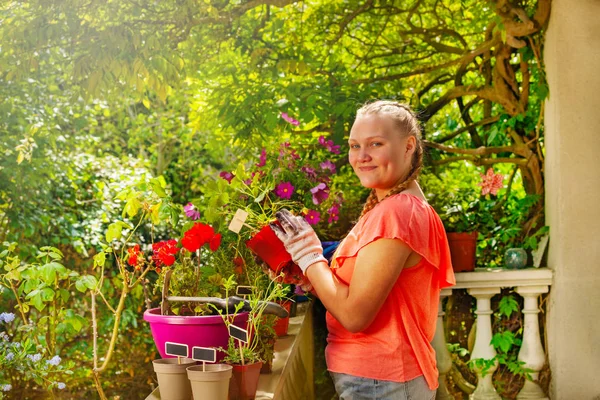 Portrait Adolescente Debout Sur Balcon Tenant Plante Fraises Pot — Photo