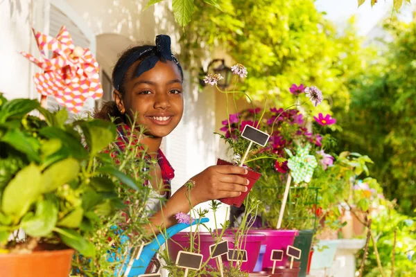 Gros Plan Portrait Fille Africaine Préadolescente Souriante Tenant Pot Fleurs — Photo