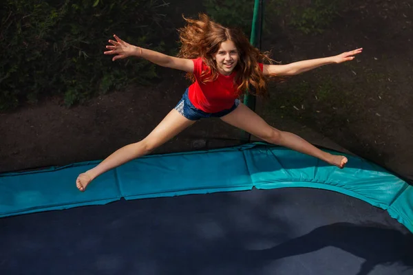 Felülnézet Portré Tizenéves Lány Jumping Trambulin Kültéri Burkolat — Stock Fotó
