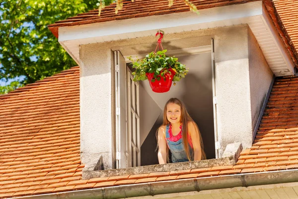 Porträt Eines Lächelnden Frühchens Das Den Morgen Offenen Dachbodenfenster Genießt — Stockfoto