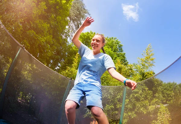 Portré Energikus Lány Tinédzser Jumping Trambulin Parkban — Stock Fotó