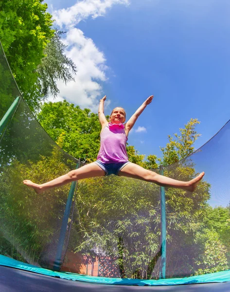 Varoluş Kız Acrobat Açık Trambolin Zıplatma Süre Bölünmüş Atlama Gösteren — Stok fotoğraf