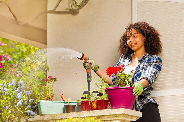 Porträt Eines Schönen Afrikanischen Mädchens Das Blumen Mit Gartenschlauch Gießt — Stockfoto