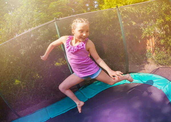 Närbild Porträtt Preteen Flicka Roligt Hoppa Studsmattan Bakgård — Stockfoto