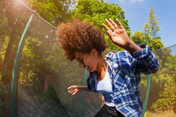 Portrait Une Adolescente Africaine Rebondissant Sur Trampoline Avec Enceinte — Photo