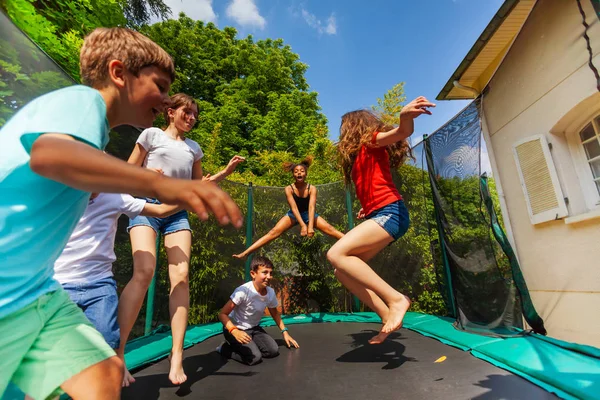 Portrét Šťastný Dospívající Chlapci Dívky Skákání Venkovní Trampolína Během Letních — Stock fotografie