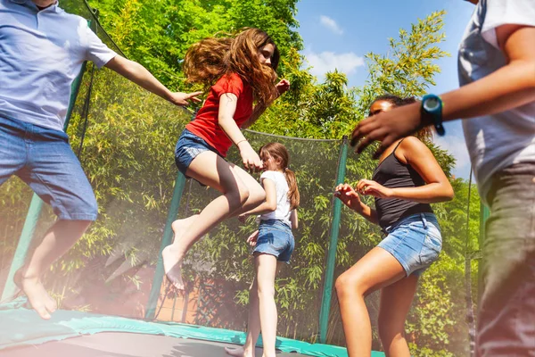 Glad Tonåriga Pojkar Och Flickor Njuter Hoppa Utomhus Trampolin Sommar — Stockfoto