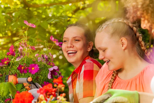 Gros Plan Portrait Adolescentes Qui Amusent Plantant Des Fleurs Extérieur — Photo