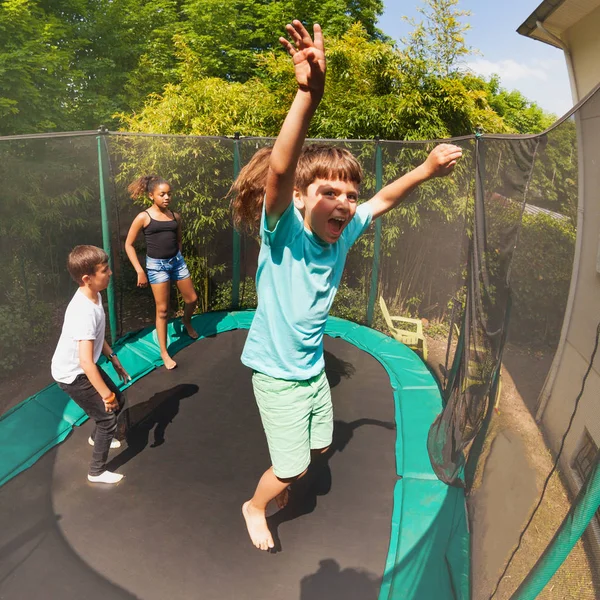 Porträtt Glada Pojke Hoppar Utomhus Studsmattan Med Sina Vänner Sommar — Stockfoto