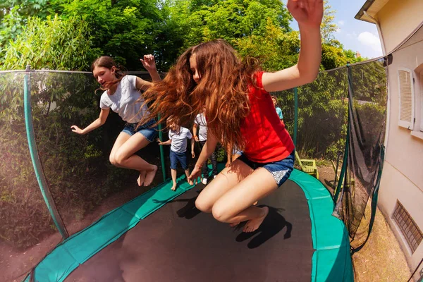 Yaş Çeşitli Kızlar Erkekler Için Yaz Aylarında Açık Trambolinde Zıplayan — Stok fotoğraf