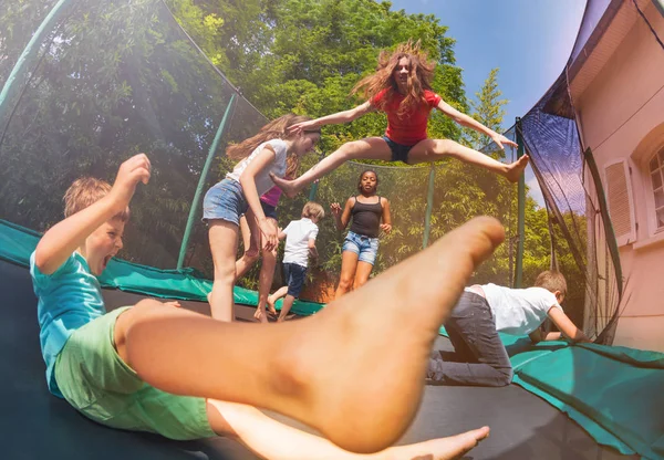 Foto Ojos Pez Amigos Felices Niños Niñas Multiétnicos Saltando Trampolín —  Fotos de Stock