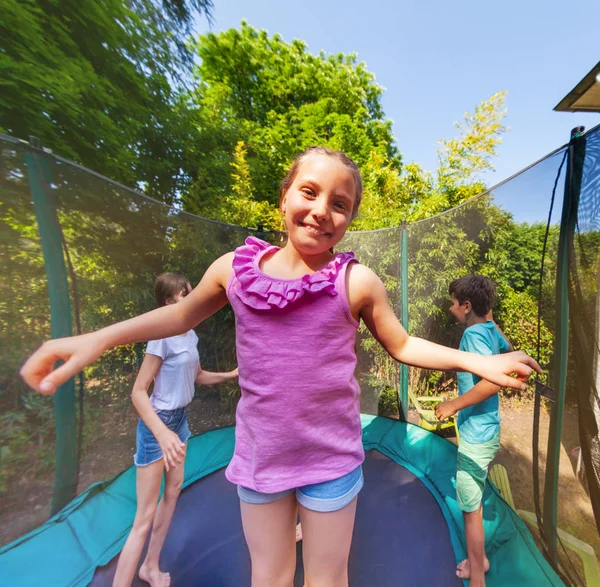 Jumping Trambulin Barátaival Kertben Preteen Lány Portréja — Stock Fotó