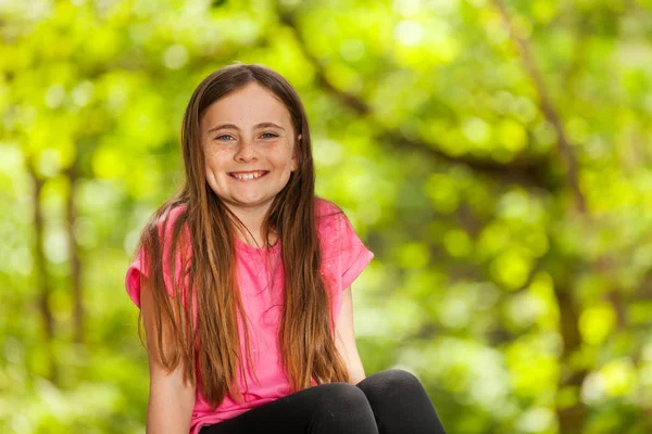 Retrato Chica Sonriente Bosque Ropa Casual Con Sonrisa Largos Pelos —  Fotos de Stock