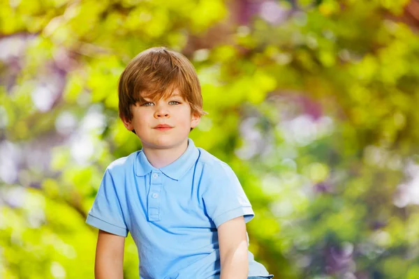 Πορτρέτο Του Όμορφο Αγόρι Μέσα Στο Δάσος Casual Ρούχα Μέτρια — Φωτογραφία Αρχείου
