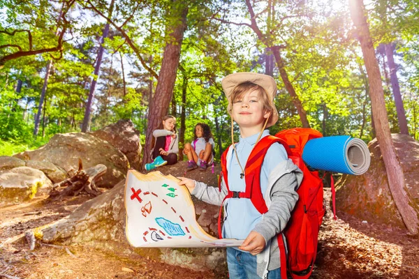 宝の地図と森林の方向付けの他の子供と夏キャンプ ゲームの男の子 — ストック写真
