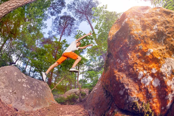 Rapaz Saltar Alto Uma Rocha Para Outra Floresta Com Mãos — Fotografia de Stock