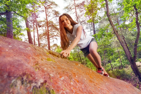 Retrato Uma Menina Subindo Uma Rocha Floresta Durante Atividade Verão — Fotografia de Stock