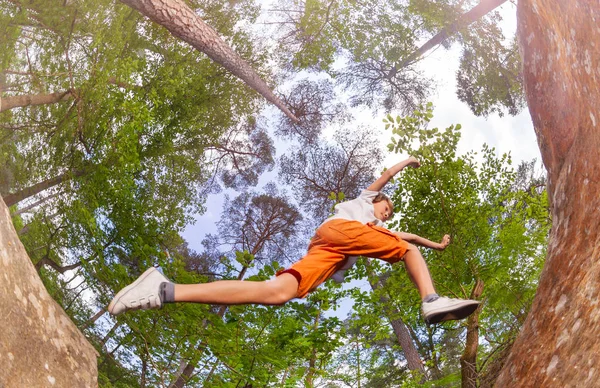 Vista Baixo Menino Salto Comprimento Grande Pedra Floresta — Fotografia de Stock