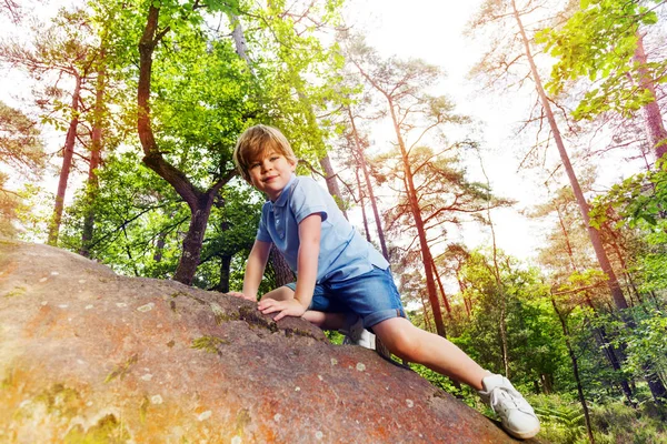 Porträtt Små Kaukasiska Pojke Klättring Sten Skogen — Stockfoto