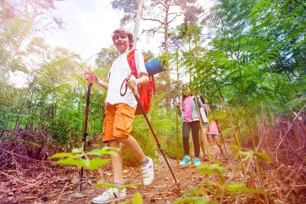 Retrato Menino Com Mochila Andando Entre Amigos Atividade Caminhadas Nas — Fotografia de Stock