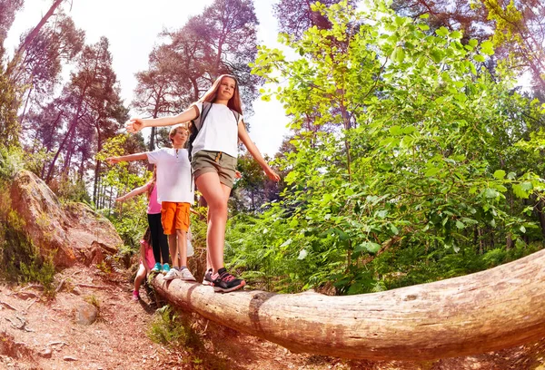 Skupina Školního Věku Chlapci Dívky Chodit Kládě Lese Vyvažování Rukama — Stock fotografie