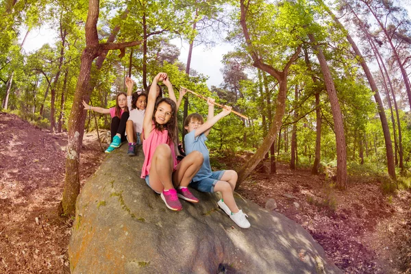 Group Boys Girls Sit Rock Break Hike Cheering Lifting Hands — Stock Photo, Image