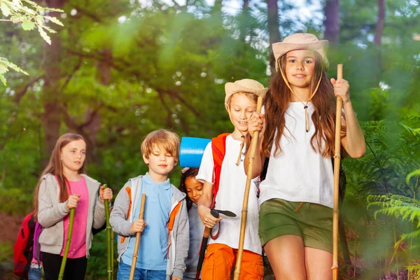 Portret Van Een Meisje Groep Van Klasgenoten Tijdens Het Wandelen — Stockfoto