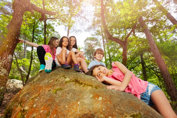 Retrato Gran Grupo Niños Sentados Piedra Juntos Viaje Vacaciones Escolares —  Fotos de Stock