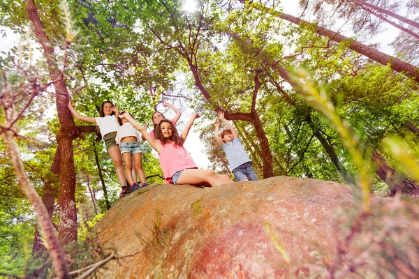 Blick Aus Dem Balg Porträt Der Kindergruppe Auf Dem Felsen — Stockfoto