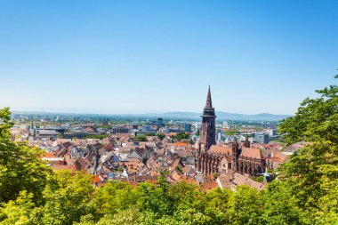Bir Freiburg im Breisgau cityscape Munster ile karşı mavi gökyüzü, Almanya, Europe kuleleri