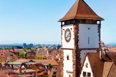 Bir Freiburg im Breisgau eski şehrin Schwabentor Saat Kulesi ön plan, Almanya, Avrupa ile havadan görünümü