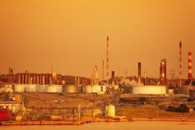 Gün batımı sırasında bağlantı noktası de Bouc Petrokimya bitkinin doğal görünümü