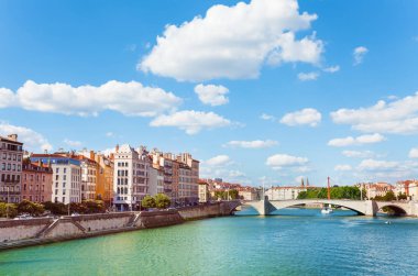 Doğal görünümü ile Pont Bonaparte yolu köprüsü bahar Saone Nehri geçip Lyon set of