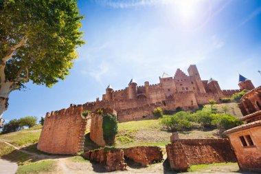 Carcassonne kale savunma duvar ve towers güneşli gün ile düşük açılı görünüş