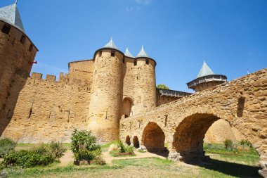 Ön girişi kontun kale Carcassonne, Fransa için önde gelen köprü