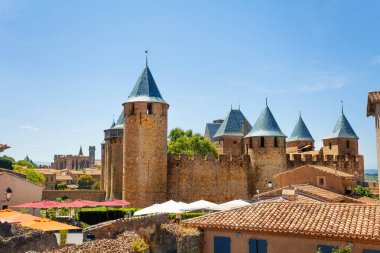 Mavi gökyüzü karşı doğal görünümü Chateau Comtal ve Cite de Carcassonne